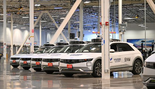 김흥수(왼쪽부터) 현대차·기아 GSO본부장, 로라 메이저 모셔널 사장, 유지한 현대차·기아 자율주행개발센터장이 지난 8일(현지시간) 미국 라스베이거스 테크니컬 센터에서 열린 미디어데이에서 발언하고 있다. [현대차그룹 제공]