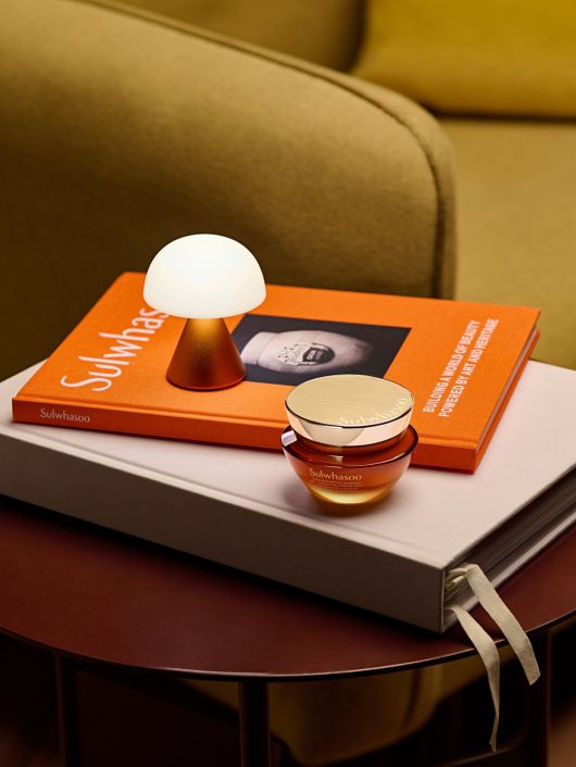 ‘자음생 럭셔리 뷰티 페어’에서 사은 혜택으로 제공하는 렉슨 미나램프(왼쪽)와 자음생크림 [아모레퍼시픽 제공]
