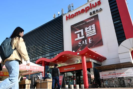 지난 달 말 폐점한 서울 강서구 홈플러스. 폐점을 알리는 안내문이 설치되어 있다. 이상섭 기자