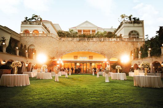 시니어모델 학교인 인생디자인스쿨BTS는 ‘변함없는 세월의 가치’의 상징공간이자 국내 최초의 소셜베뉴(SOCIAL VENUE)로 유명한 라움아트센터에서 진행된다. 사진은 라움의 럭셔리한 야외 정원.