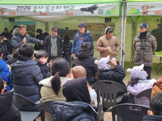 황인석 녹색에너지촉진시민포럼 사무국장(왼쪽 첫 번째)이 ‘독수리아빠’ 류인근·이종술·정인섭·이종택 씨(왼쪽부터)를 독수리학교 참가자들에게 소개하고 있다. [박동순 기자]