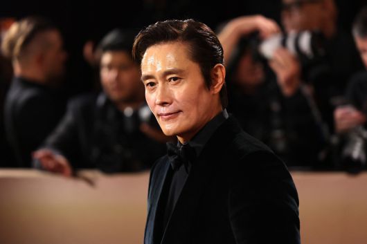 이병헌이 11일(현지시간) 열린 제 83회 골든글로브 시상식에 앞서 레드카펫에서 포즈를 취하고 있다. 이병헌은 이날 시상식에서 남우주연상 후보에 올랐다. [로이터]