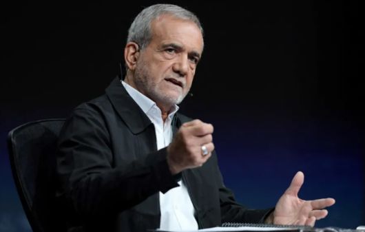 마수드 페제시키안 이란 대통령은 트럼프 대통령의 개입 시사에 대해 반발했다. 페제시키안 대통령은 11일 반(反) 정부 시위대에 강경 대응할 것이라 알렸다.[로이터]