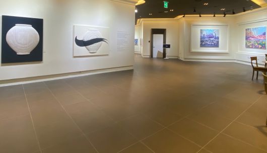 인생디자인스쿨BTS 2교시 일부 강의가 이뤄지는 화이트원갤러리. 라움 내에 위치한 럭셔리 갤러리로 유명한 이 곳에선 학생들의 사교와 교류의 소모임이 활발히 이뤄질 것으로 기대된다.