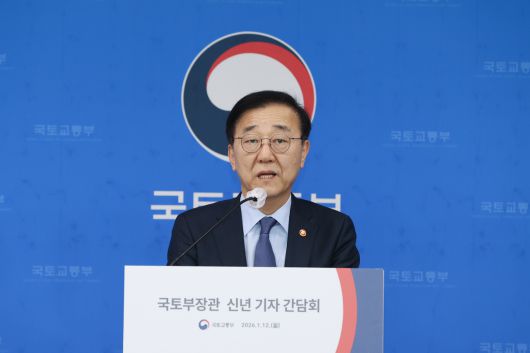 김윤덕 국토교통부 장관이 12일 세종 정부청사에서 기자간담회를 진행 중이다. [국토부 제공]