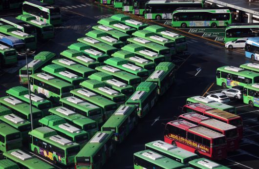 서울 시내버스 노동조합이 무기한 전면파업에 돌입한 13일 서울 한 버스공영차고지에 서울 시내 버스들이 주차돼 있다.[연합]