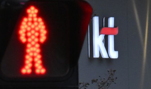 서울 도심 내 한 KT 대리점 인근 신호등에 빨간불이 켜져 있다. 임세준 기자