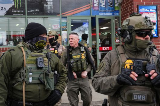 13일(현지시간) 미국 미네소타주 컬럼비아 하이츠에 있는 주유소에 미국 국경 순찰대 그레고리 보비노 박사(센터장)와 기타 연방 이민 경찰관들이 이동하고 있다. [AP]