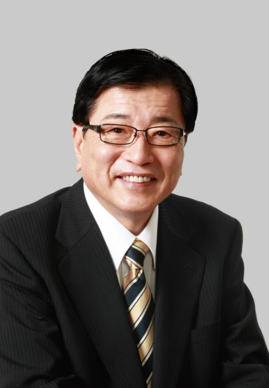 다카이치 사나에 일본 총리의 남편인 야마모토 다쿠 전 중의원은 “파트너가 주목받는 것은 적절치 않다”며 공식 석상에 나서지 않고, 내조에만 전념하고 있다.