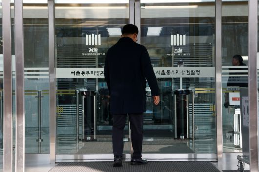 서울동부지검에 파견돼 3개월간 ‘세관 마약수사 은폐 의혹’을 수사한 백해룡 경정이 14일 서울동부지검에서 파견 종료 관련 소회를 밝힌 후 청사로 들어가고 있다. [연합]