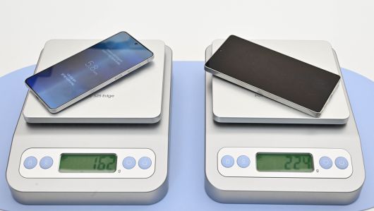 삼성전자 갤럭시S25 엣지(왼쪽)와 갤럭시S25 울트라. [임세준 기자]