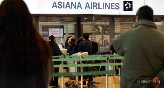 아시아나항공이 인천공항 제2여객터미널(T2) 운항을 개시한 14일 오전 인천국제공항 제2터미널에서 여행객들이 탑승 수속을 하고 있다. 영종도=임세준 기자