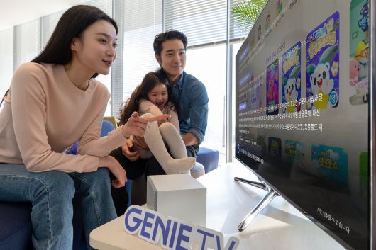 KT 모델이 지니 TV AI 에이전트로 TV를 통해 AI와 일상적인 대화를 나누는 모습 [KT 제공]