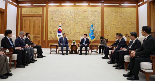 이재명 대통령이 15일 청와대에서 아랍에미리트(UAE) 칼둔 칼리파 알 무바라크 아부다비 행정청장을 접견하고 있다. [연합]