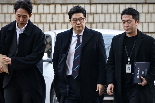 김병주 MBK파트너스 회장이 구속 전 피의자 심문(영장실질심사)를 위해 13일 서울 서초구 서울중앙지방법원에 들어서고 있다. [연합]
