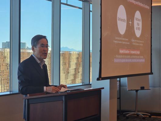 유길상 총장이 지난 13일(현지시간) 미국 애리조나주립대에서 열린 ‘2026 대학교육혁신 총장단 회의’에  참석해 ‘반도체 인력양성을 위한 새로운 글로벌 모델 구축’을 주제로 발표하고 있다. [한국기술교육대학교 제공]