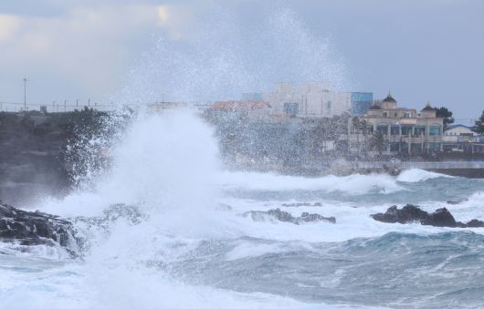 제주시 용담동 해안에 강한 파도가 몰아치고 있다.[연합]