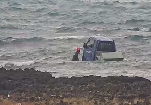 제주 한 바닷가에서 침수된 트럭.[제주소방안전본부 제공]