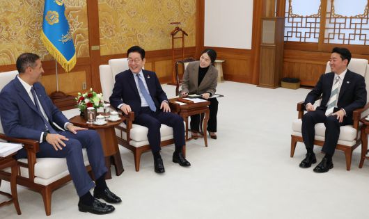 이재명 대통령이 15일 청와대에서 아랍에미리트(UAE) 칼둔 칼리파 알 무바라크 아부다비 행정청장을 접견하고 있다. [연합]