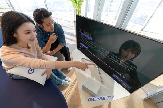 KT 모델이 지니 TV AI 에이전트로 TV를 통해 AI와 일상적인 대화를 나누는 모습 [KT 제공]