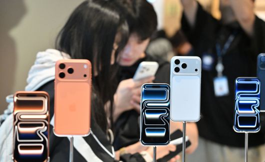 서울 중구 명동 애플스토어를 찾은 고객들이 아이폰17 프로 제품을 살펴보고 있다. 임세준 기자