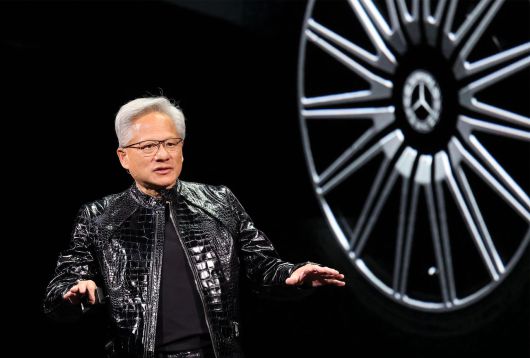 젠슨 황 엔비디아 최고경영자(CEO)가 지난 5일(현지시간) 미국 네바다주 라스베이거스 퐁텐블로 호텔에서 열린 엔비디아 CES 2026 라이브에서 기조연설 도중 벤츠와의 협업에 대해 설명하고 있다. [연합]