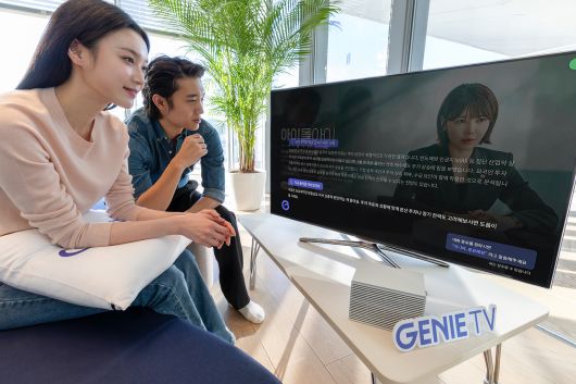 KT 모델이 지니 TV AI 에이전트로 TV를 통해 AI와 일상적인 대화를 나누는 모습 [KT 제공]