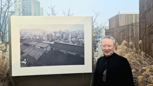 박용만 전 두산그룹·대한상공회의소 회장이 15일 서울 중구 피크닉에서 사진전 ‘HUMAN MOMENT’ 기자간담회를 하고 있다. [김현경 기자]