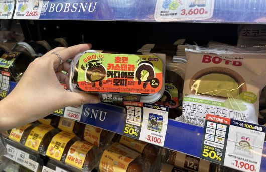 이마트24가 판매 중인 ‘초코 카스테라 카다이프 모찌’  [이마트24 제공]