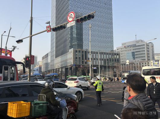 사고 이후 통일로 일부 구간이 통제되며 교통체증이 빚어지는 모습. 정주원 기자