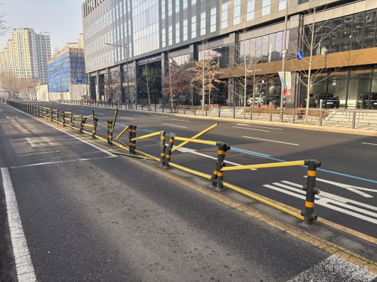 서대문역(중) 버스 정류장의 버스전용차로 중앙분리대의 모습. 704번 버스와의 충돌로 파손된 흔적이 보인다. 정주원 기자