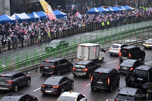 윤석열 대통령의 체포영장 유효기간 만료일이었던 지난해 1월 6일 오전 서울 용산구 한남동 대통령 관저 인근에서 윤 대통령 지지자들이 집회를 하고 있다. 임세준 기자