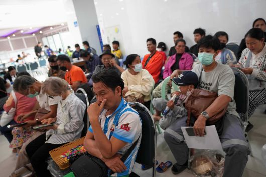 15일(현지시간) 태국 니콘랏차시마주에 위치한 한 병원에서 희생자 가족들이 대기하고 있다. [AP]