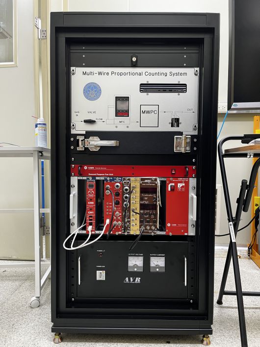 KRISS가 태국 원자력청에 수출한 면적선원 표면방출률 측정 일차표준기.[KRISS 제공]