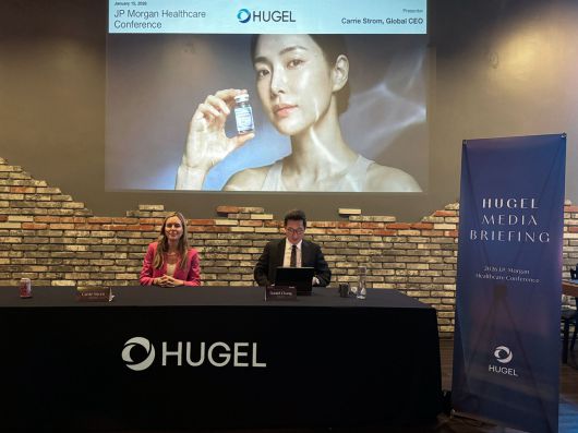 캐리 스트롬 휴젤 글로벌 CEO(왼쪽)과 장두현 휴젤 한국 CEO가 14일(현지시간) 미국 샌프란시스코에서 ‘JP모건 헬스케어 콘퍼런스’ 참가를 계기로 기자간담회를 개최했다. [휴젤 제공]