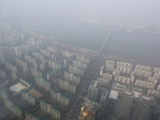 서울 주요 지역을 중심으로 전세가격이 단기간에 최소 수천만원에서 많게는 수억원 이상 오른 거래가 이어지고 있다. 서울 송파구 롯데월드타워에서 바라본 한강변 아파트 단지. <연합>