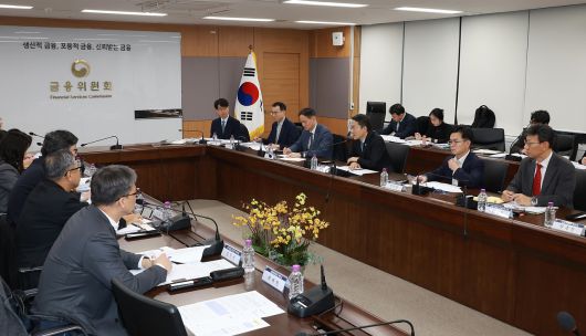 권대영 금융위원회 부위원장이 16일 정부서울청사에서 지배구조 선진화 태스크포스(TF) 첫 회의를 주재하고 있다. 이날 회의에는 금융감독원과 연구원, 학계·법조계 등이 참석해 금융권 지배구조의 공정성·투명성을 제고하기 위한 제도개선 방안을 논의했다. [금융위 제공]