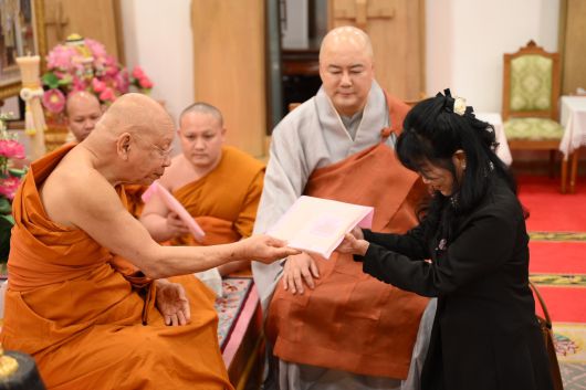 태국왕실 최고 승가위원인 솜뎃스님이 김선 한국시니어스타협회 이사장과 접견 인사를 나누고 있다.   <사진=한국시니어스타협회>