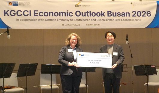 <지난 15일 주한독일상공회의소가 진행한 기부금 전달식에 마리 안토니아 폰 쉔부르크 주한독일상공회의소 대표와 지광윤 소양무지개동산 원장이 기념촬영을 하고 있다. (사진=주한독일상공회의소 제공)>