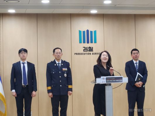 15일 서울 송파구 서울동부지방검찰청에서 진행된 보이스피싱범죄 합동수사부 검거 브리핑에서 김보성 부장검사가 검거 과정을 설명하고 있다. 이영기 기자.