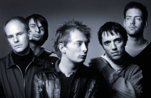 라디오헤드(Radiohead)의 음악 대부분은 곡의 시작과 함께 듣는 이를 곡 안으로 강하게 끌어당기는 마력에 가까운 에너지를 가지고 있다. 귀를 기울일 준비도 하기 전에, 하나의 기타 스트로킹, 하나의 리프, 하나의 드럼 루프만으로 현실은 밀려나고 청자는 빠르게 곡의 내부로 진입한다. 이는 이들의 곡이 ‘전개’되는 방식이 아닌, 완성된 정서가 ‘공간을 제시’하기 때문인데, 듣는 이는 음악을 듣는 순간 곡을 감상하는 위치가 아닌 그들의 음악 안에 놓여버리는 경험을 하게 된다. [게티이미지/Photo by Gie Knaeps]