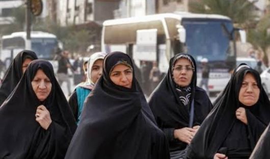 이슬람 혁명 후 이란 여성들이 히잡을 쓰고 있는 모습.[X 캡처]