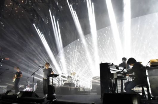 라디오헤드는 음악을 통해 감정을 구체적으로 나열하지도, 깔끔한 결론을 제시하지도 않는다. 대신 하나의 감각 세계를 구축하고, 그 안으로 감상자를 초대한다. 그 세계는 현실과 단절되지도, 완전히 이어지지도 않은 채 미묘한 경계 위에 놓여 있다. 그렇기에 라디오헤드의 음악은 한 곡이 아니라 하나의 공간처럼 기억된다. [게티이미지/Photo by Jeff Kravitz]