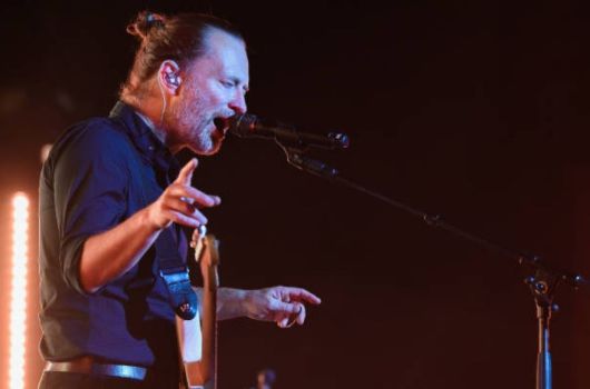 톰 요크는 전통적인 의미의 ‘위대한 보컬리스트’와는 전혀 다른 결에 서 있게 된다. 그는 기교로 듣는 이를 압도하지 않고, 카리스마로 군림하지 않으며, 초월적인 존재로 격상되지도 않는다. 오히려 마지막까지 불완전한 인간으로 남는다. 그리고 이 불완전함 또한 라디오헤드가 갖는 경이로움 중 하나다. [게티이미지/Photo by Mondadori Portfolio]