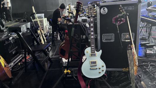 조용필과 위대한 탄생 공연에서 쓰고 있는 최희선의 길모어에서 만든 레스폴 타입 기타 [본인 제공]