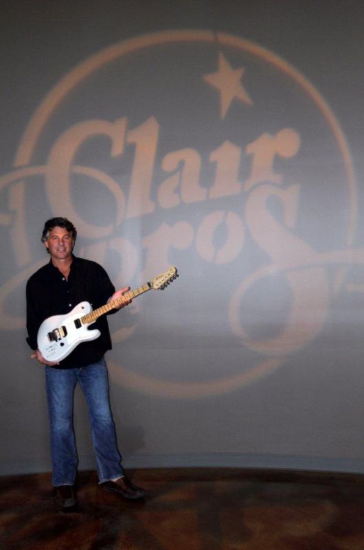 미국 펜실베니아에 위치한 클레어 브라더스 공연 전시관에서 전시 중인 최희선의 HS-1 화이트 모델 [최희선 제공]