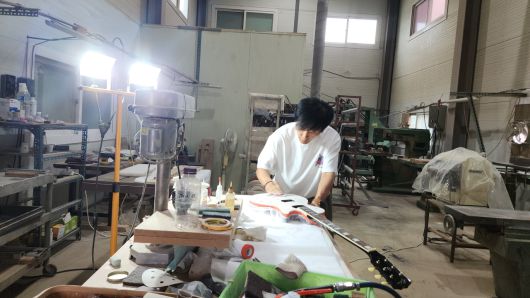 파주에 위치한 길모어에서 2027년 데뷔 50주년을 맞아 출시할 새 기타를 직접 만들고 있는 조용필과 위대한 탄생 기타리스트 최희선. [길모어 제공]