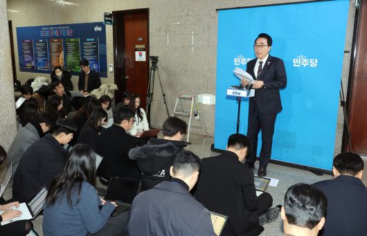박수현 더불어민주당 수석대변인이 19일 국회에서 당무위원회 결과에 관해 설명하고 있다. [연합]
