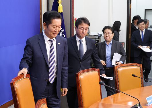 정청래(왼쪽부터) 더불어민주당 대표와 한병도 원내대표, 문정복·이성윤 최고위원이 19일 국회에서 열린 당 최고위원회의에 입장하고 있다. [연합]