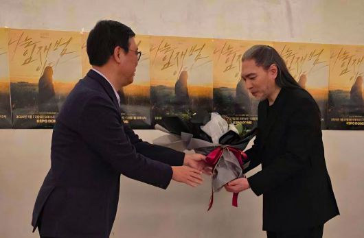 최휘영 문화체육관광부 장관이 지난 17일 서울 송파구 올림픽공원 케이스포돔에서 ‘2025-26 임재범 40주년 콘서트 나는 임재범이다’ 현장을 찾아 40년간의 가수 생활을 마무리하는 가수 임재범에게 공로패를 수여했다. [문화체육관광부 제공]